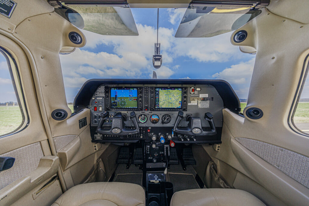 Cockpit eines ALPEN AIR Flugzeugs vor dem Rundflug ab München