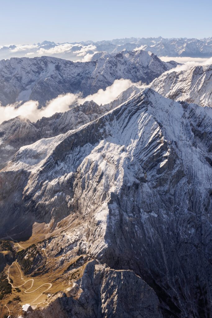 Schneebedeckte Alpen aus der Luft bei klarer Sicht