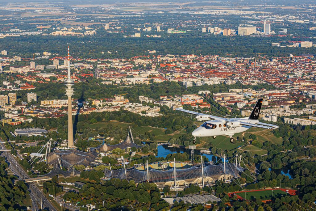 ALPEN AIR Rundflug über München mit Blick auf Olympiapark und Olympiaturm