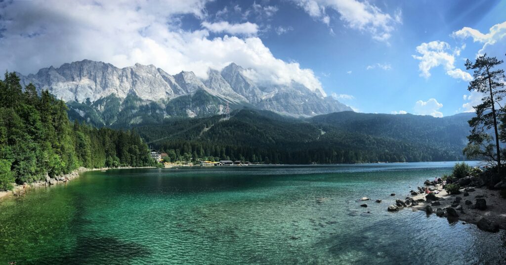 Klarer Bergsee in den Bayerischen Alpen als besonderes Ausflugsziel
