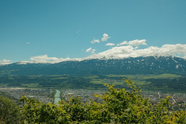 Alpen Österreich mit Innsbruck und Bergen im Hintergrund