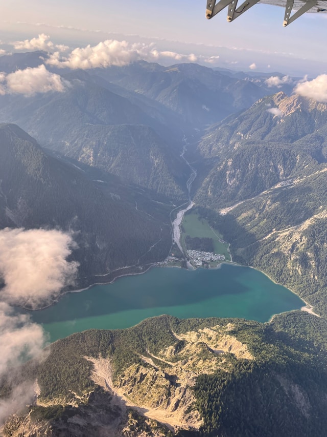 Rundflug Geschenk Bayern mit Alpensee und Tal aus der Luft