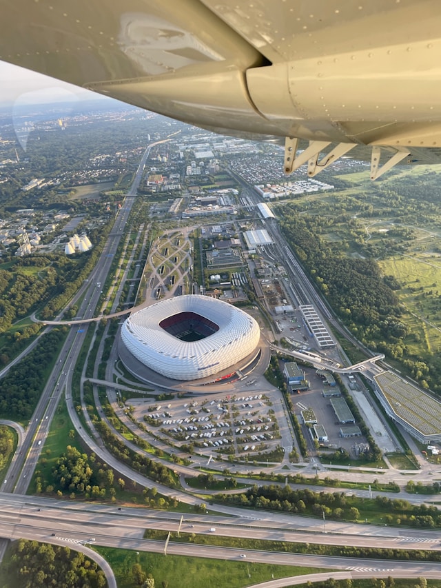 Geburtstagsgeschenk München mit Blick aus dem Flugzeug auf die Allianz Arena