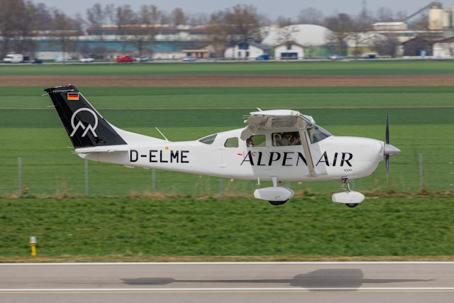 Hochzeit Bayern Location mit ALPEN AIR Flugzeug bei der Landung in Augsburg