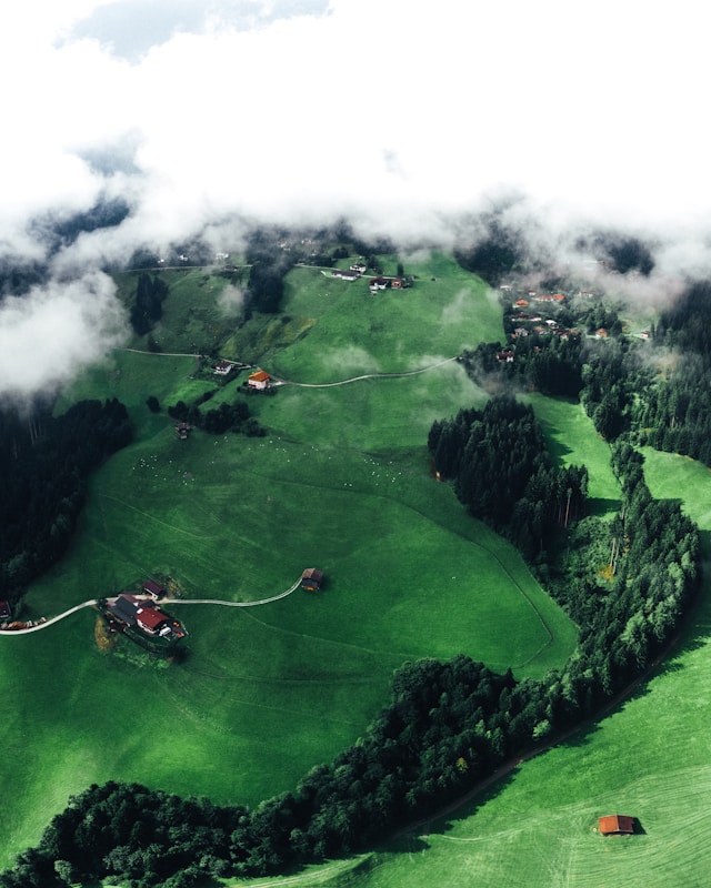 Alpen Österreich aus der Luft mit Tal und Berglandschaft