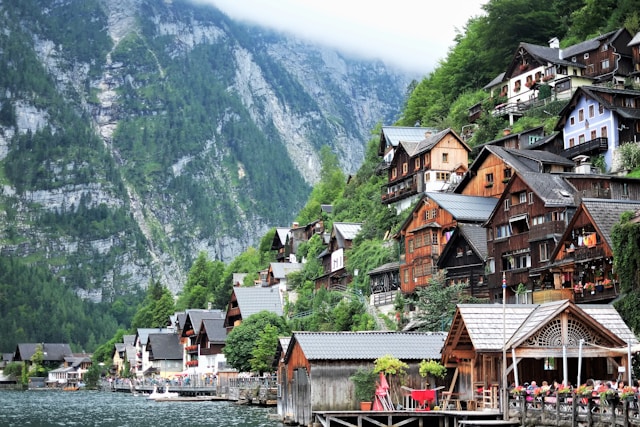 Alpen Österreich mit Hallstatt am See und alpiner Bergkulisse