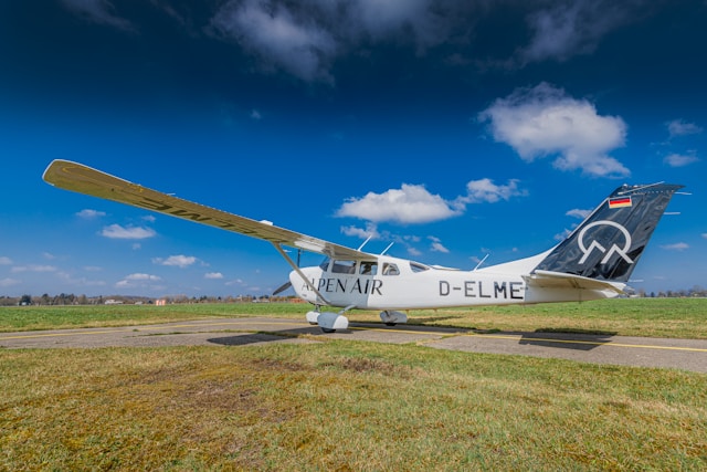 ALPEN AIR Flugzeug am Flughafen Augsburg
