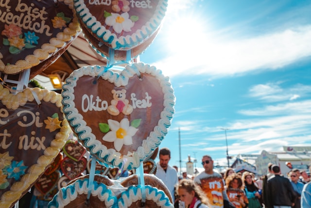 Oktoberfest München mit Lebkuchenherzen und Besuchern auf der Wiesn