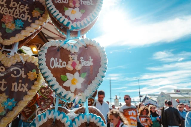 Gingerbread hearts and visitors at the Oktoberfest in Munich
