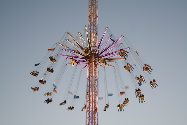 Kettenkarussell und Fahrgeschäften auf der Wiesn