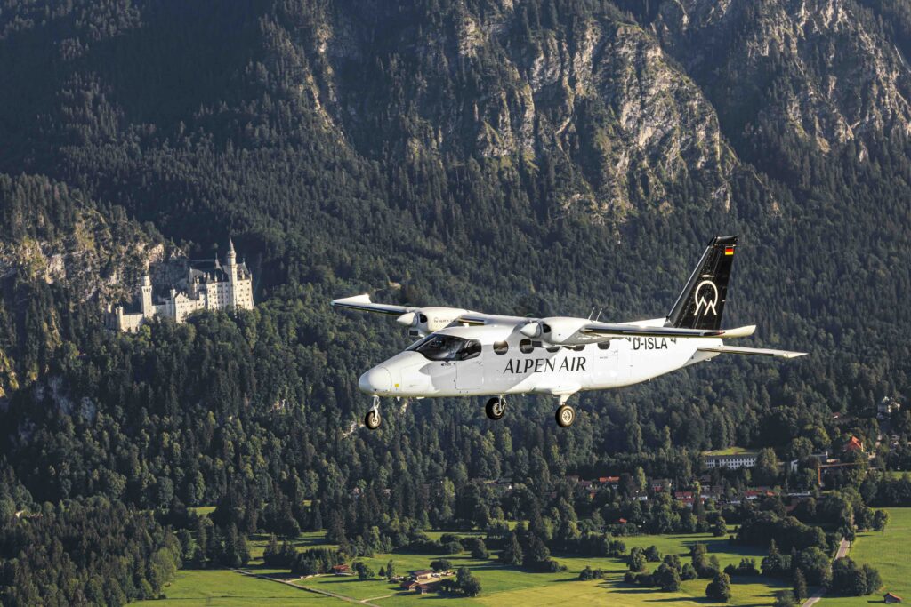 Heiratsantrag Neuschwanstein mit ALPEN AIR Flugzeug vor Schloss und Alpenlandschaft