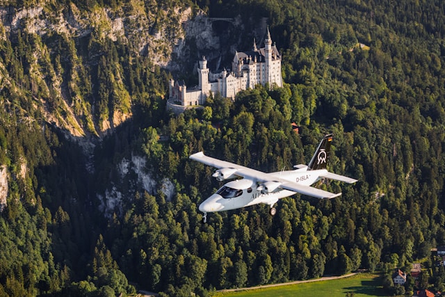 Rundflug ab München mit ALPEN AIR Flugzeug vor Schloss Neuschwanstein