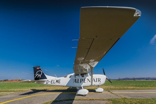 ALPEN AIR Flugzeug am Startort vor dem Rundflug
