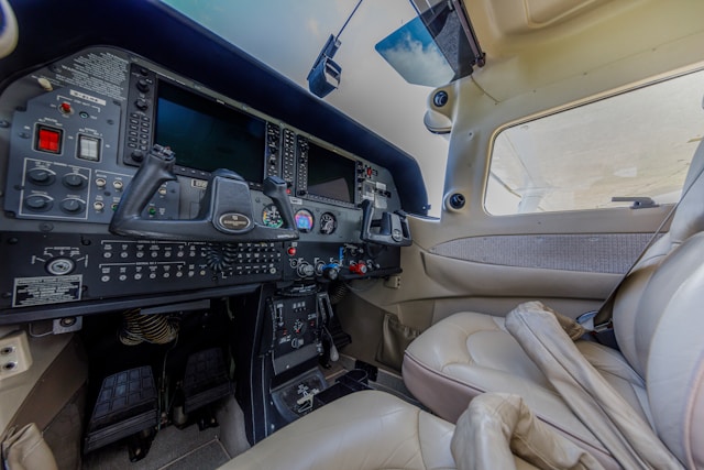 Rundflug Kosten mit Blick ins Cockpit und enthaltenen Leistungen bei ALPEN AIR