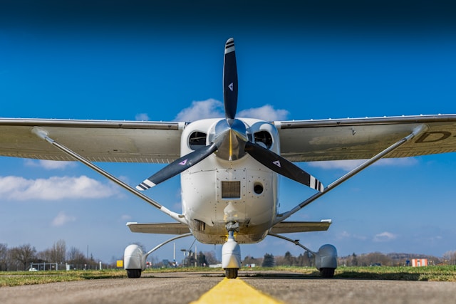 Rundflug Ablauf mit Flugzeug auf der Startbahn vor dem Abflug
