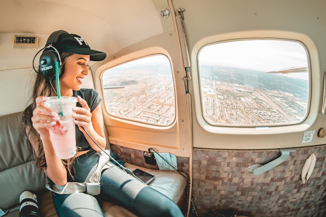 Rundflug Ablauf mit Gast im Flugzeug Headset und Fensterblick