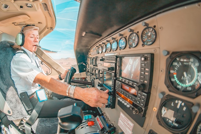 Rundflug Ablauf mit Pilot im Cockpit vor dem Flug