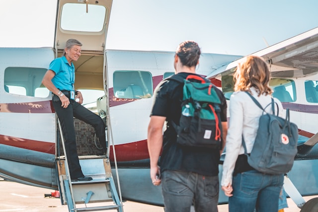 Rundflug Ablauf mit Gästen beim Einstieg ins Flugzeug