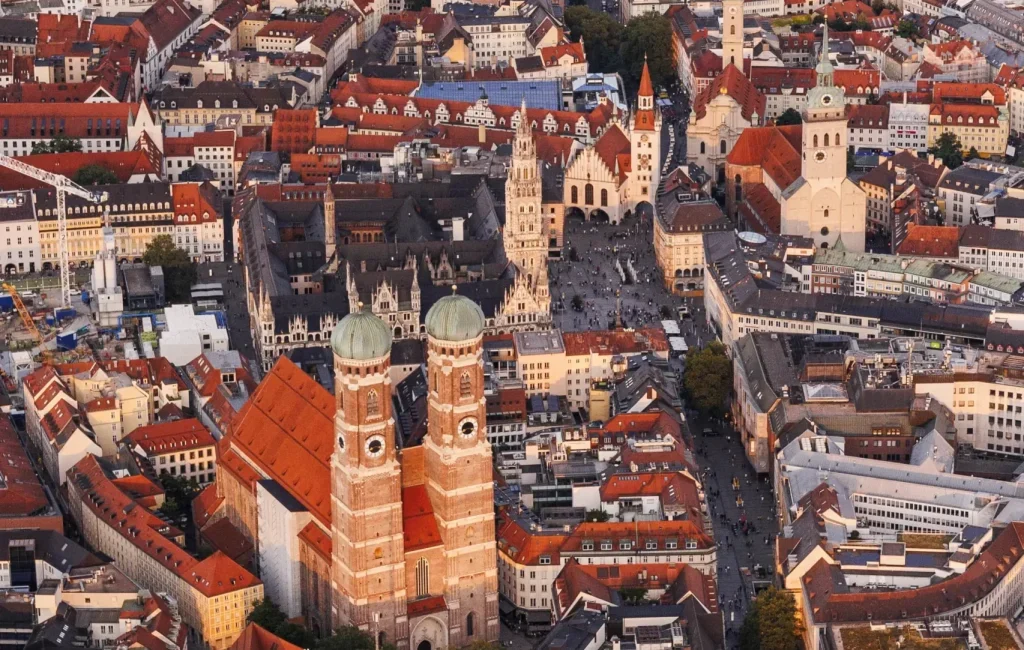 Hochzeitstag in Bayern mit der Frauenkirche in München von oben