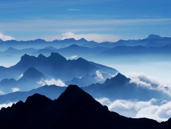 Gegenlicht Luftaufnahme Alpen Bergketten